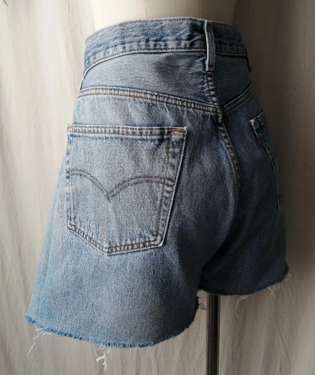 Short en jean bleu clair effet usé à franges "Levi's" 501 – photo 6